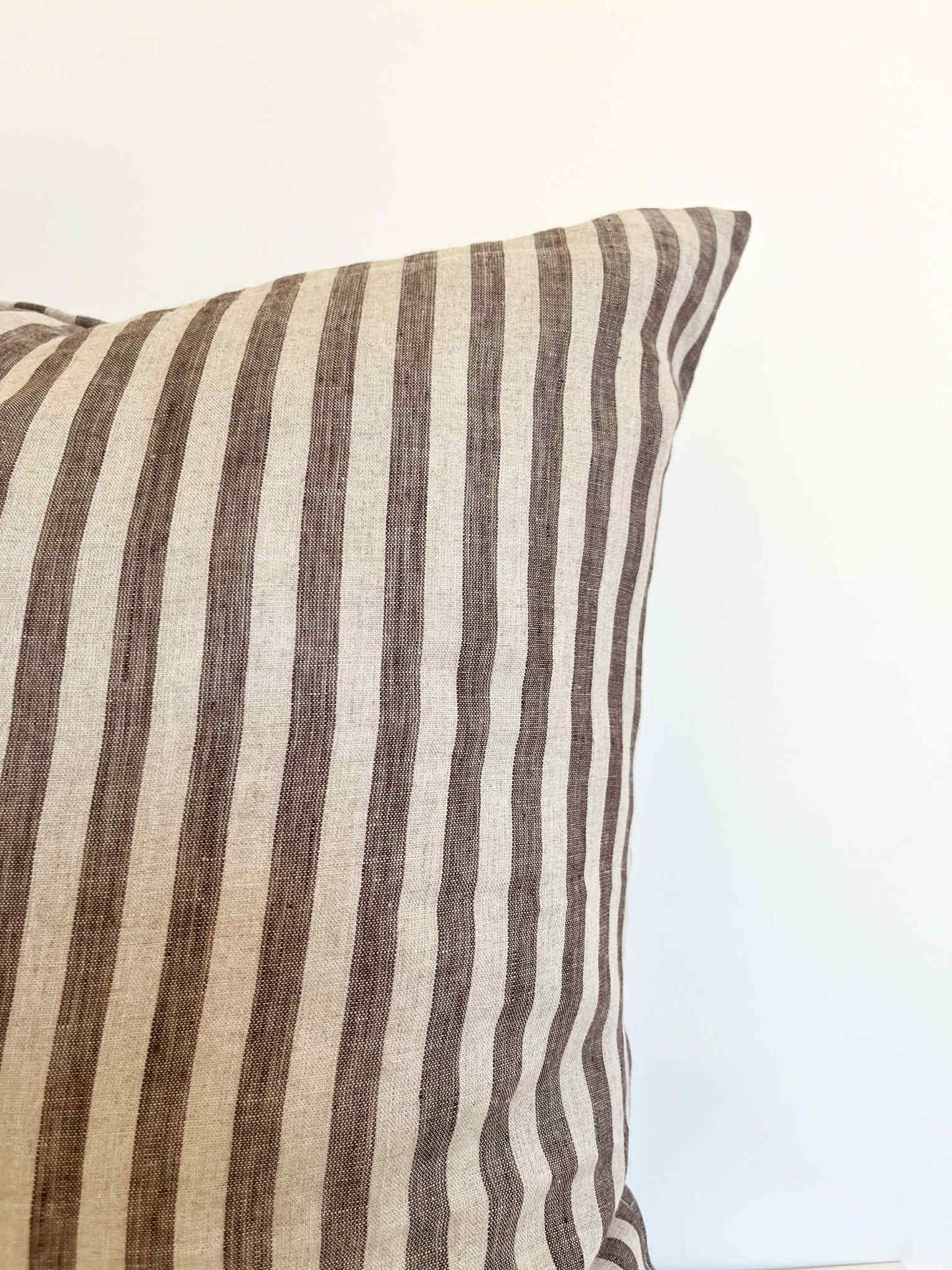 Housse de coussin Alba | 100% lin rayé brun foncé