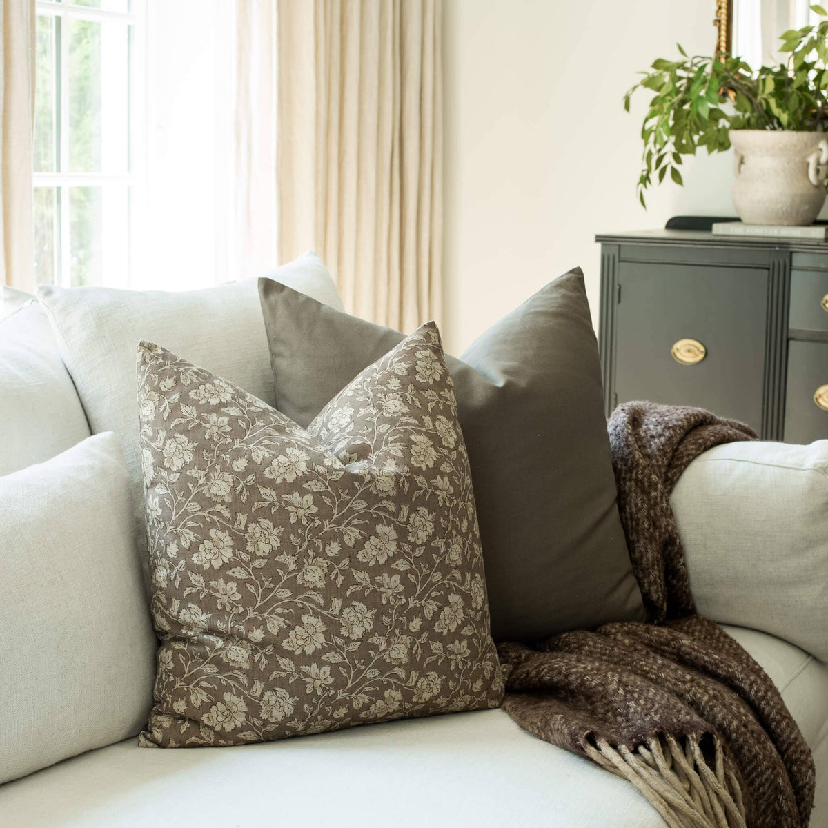Housse de coussin Clara | Taupe à fleurs