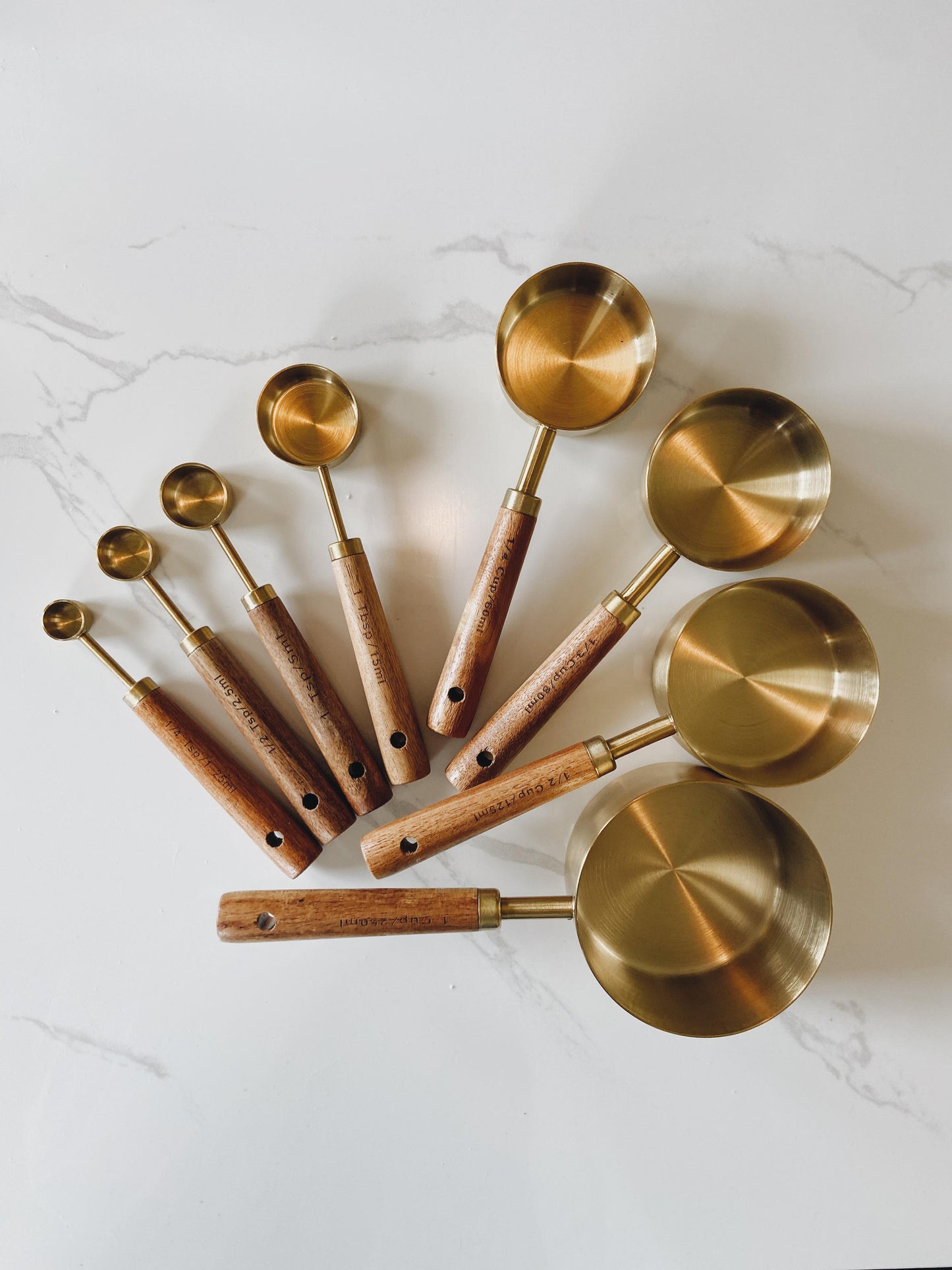 Tasses à mesurer en bois et or | Lot de 8