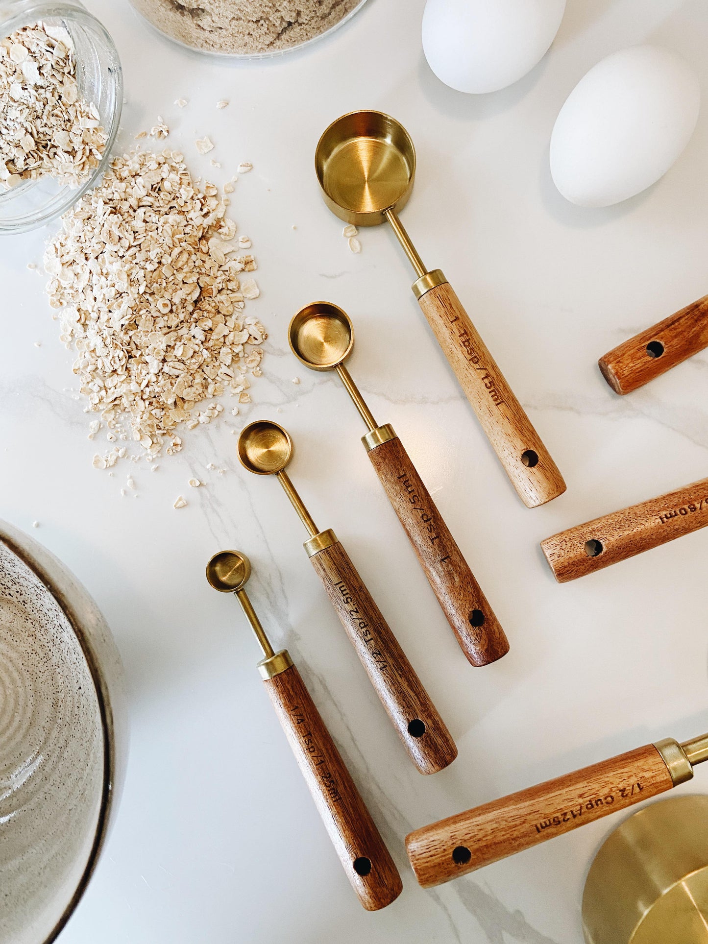 Tasses à mesurer en bois et or | Lot de 8
