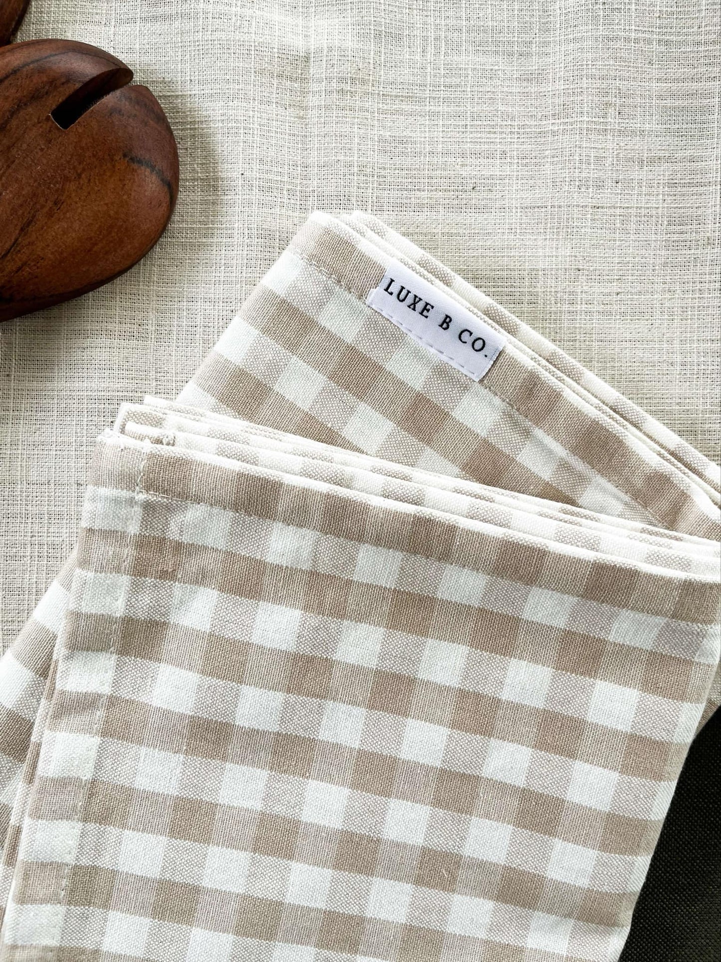 Nina napkin with pretty frills