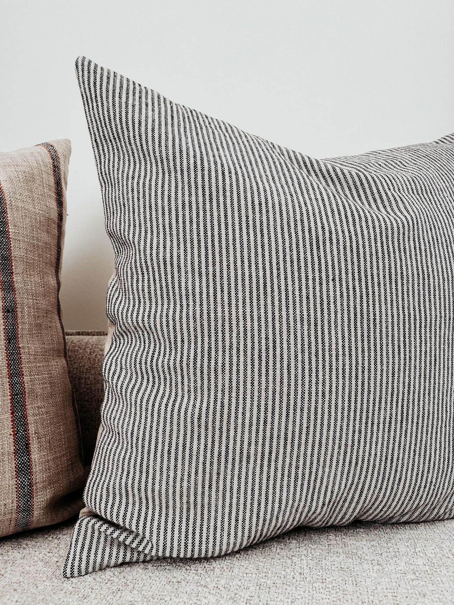 Housse de coussin Mathilde | Ligné bleu foncé