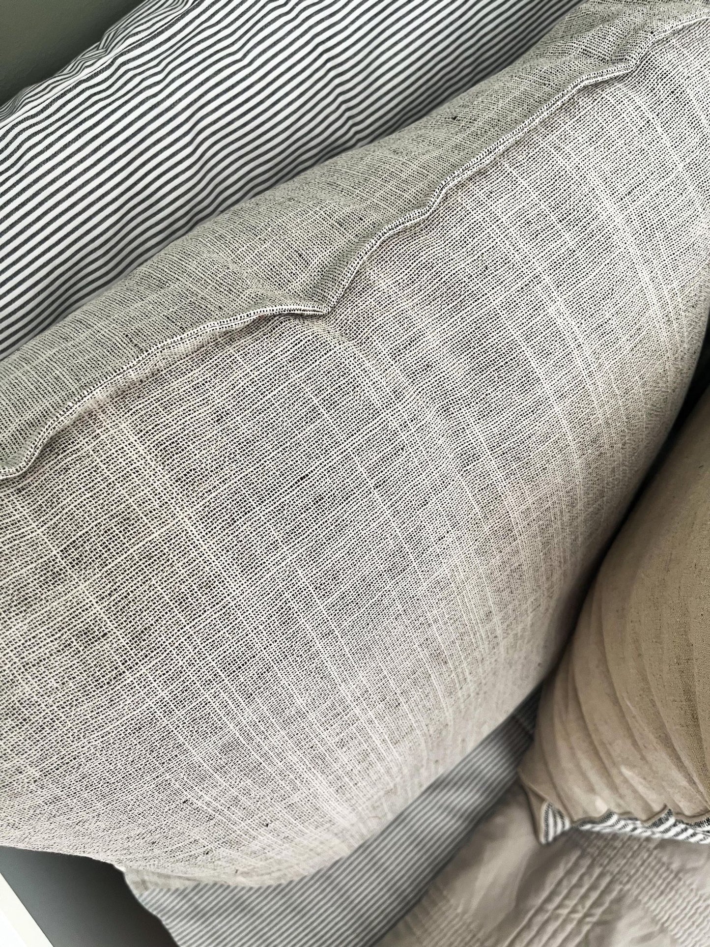 Housse de coussin Lina | Tissage fin neutral avec "brides"