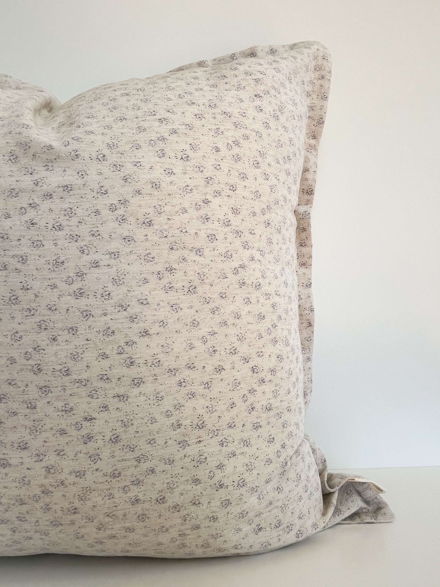 Housse de coussin Séléna | Motif floral estompé couleur lavande