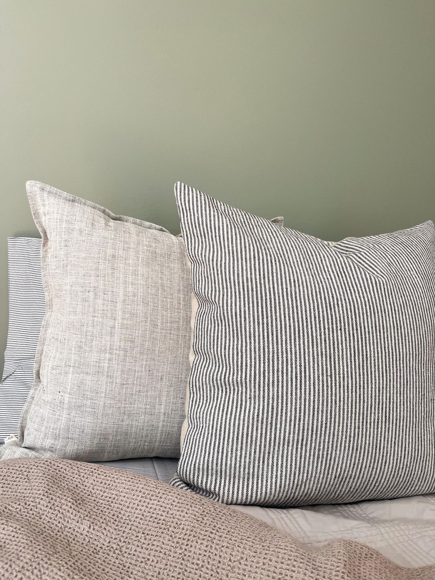 Housse de coussin Mathilde | Ligné bleu foncé