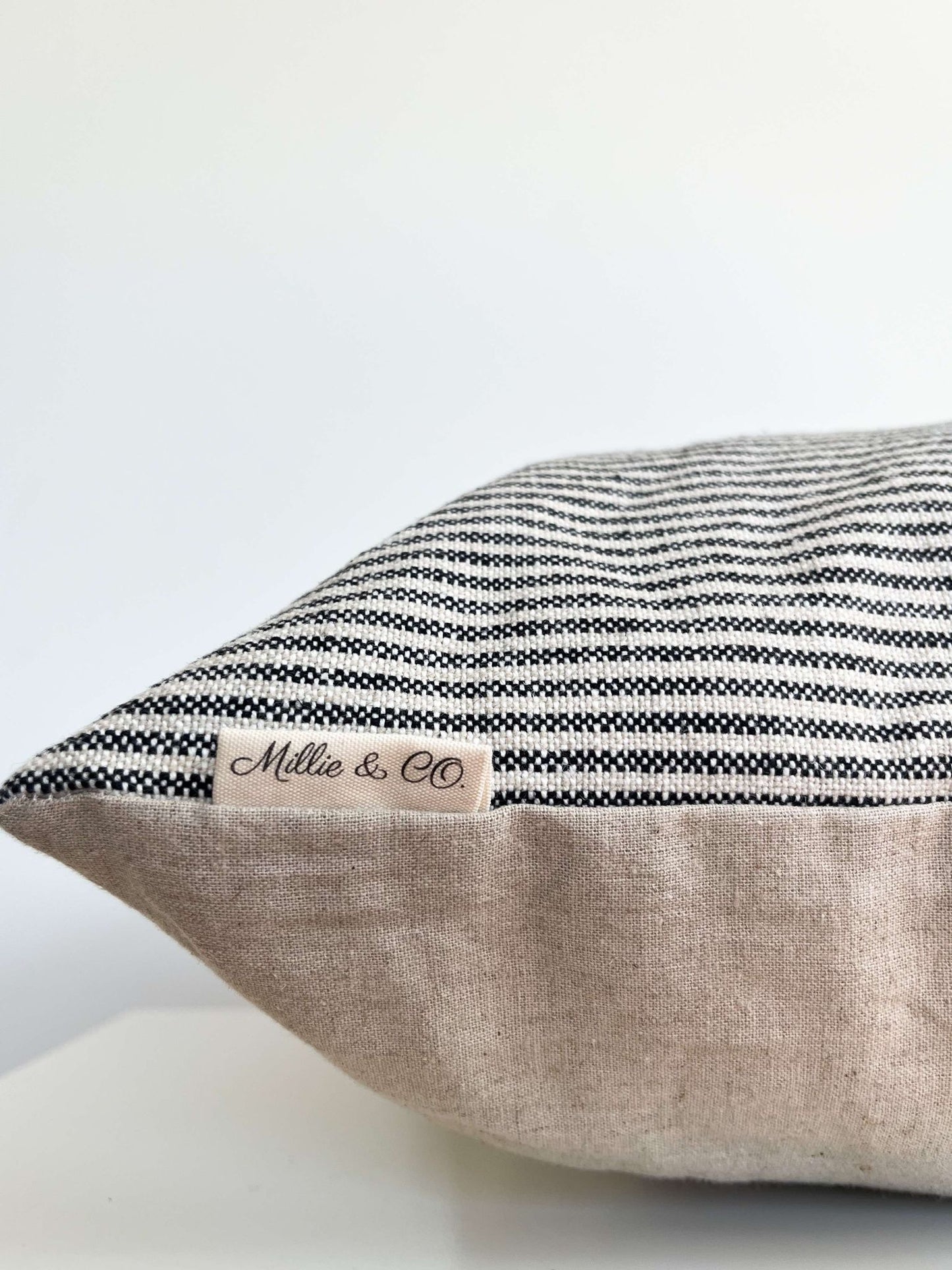 Housse de coussin Mathilde | Ligné bleu foncé