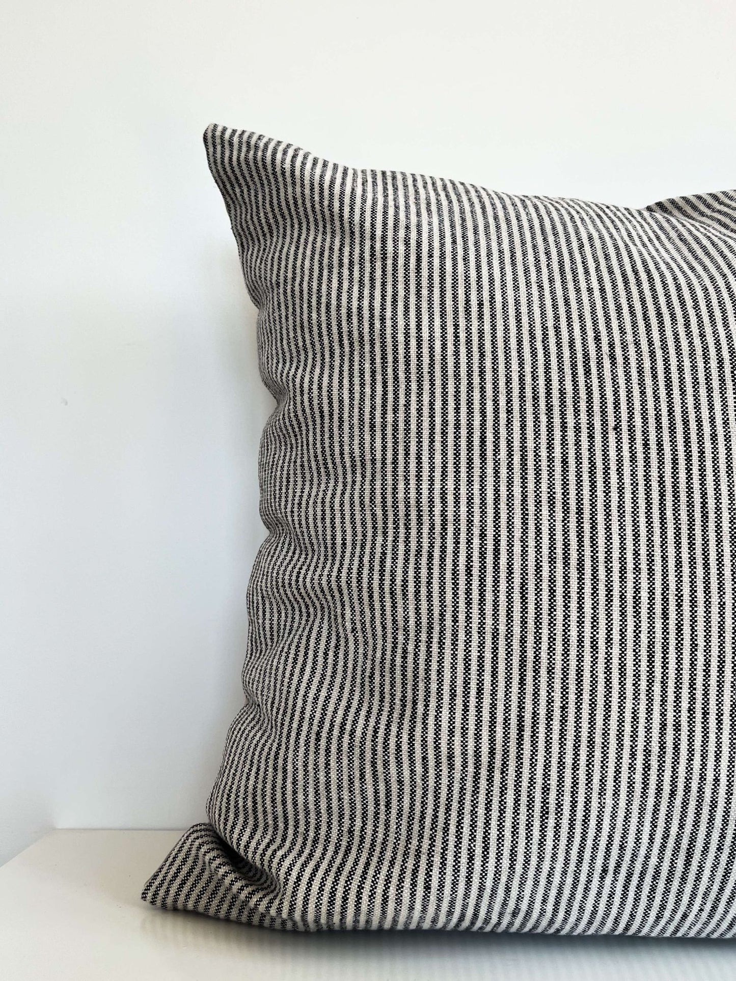 Housse de coussin Mathilde | Ligné bleu foncé