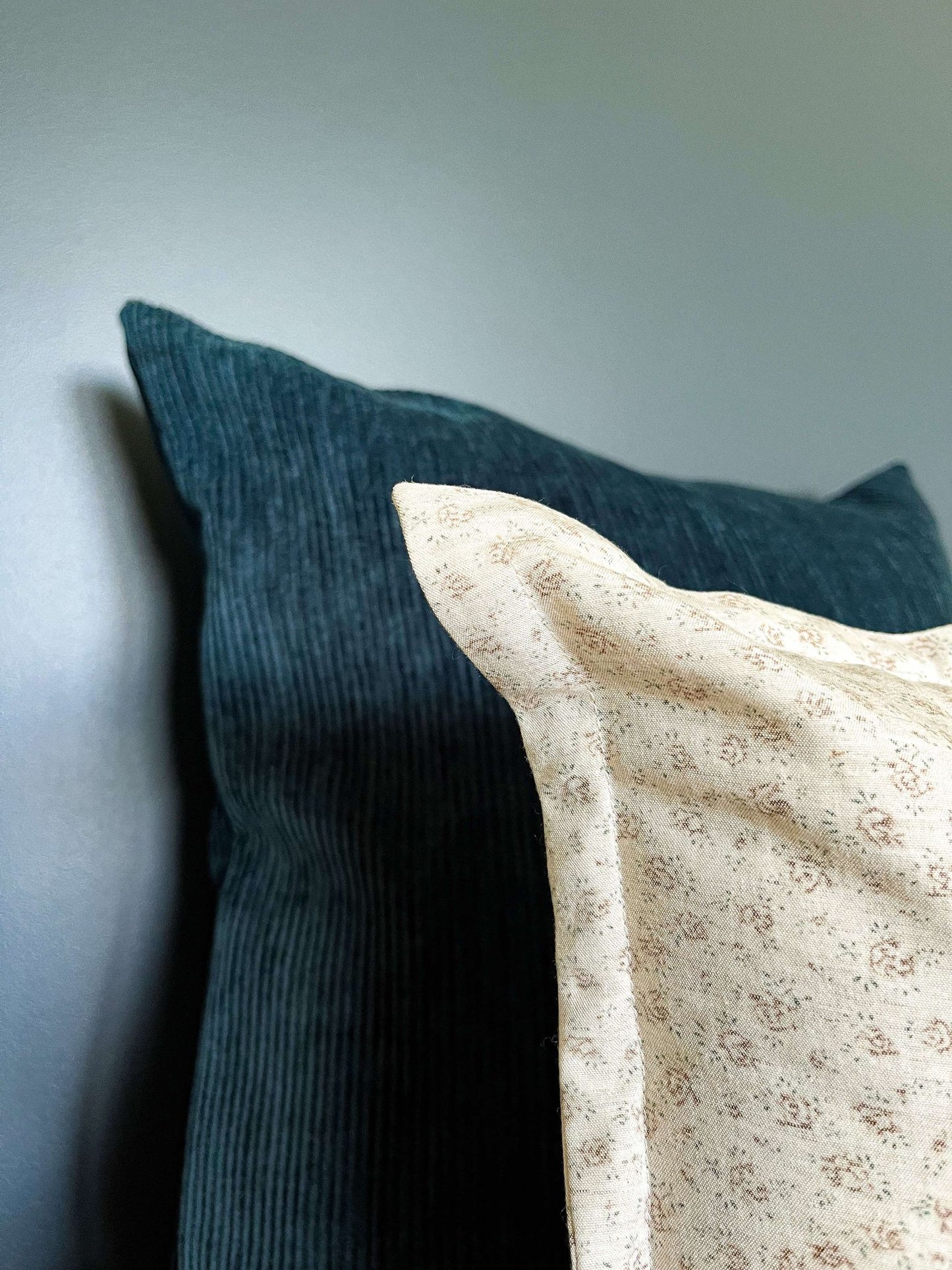 Housse de coussin Solène | Motif floral estompé couleur marron