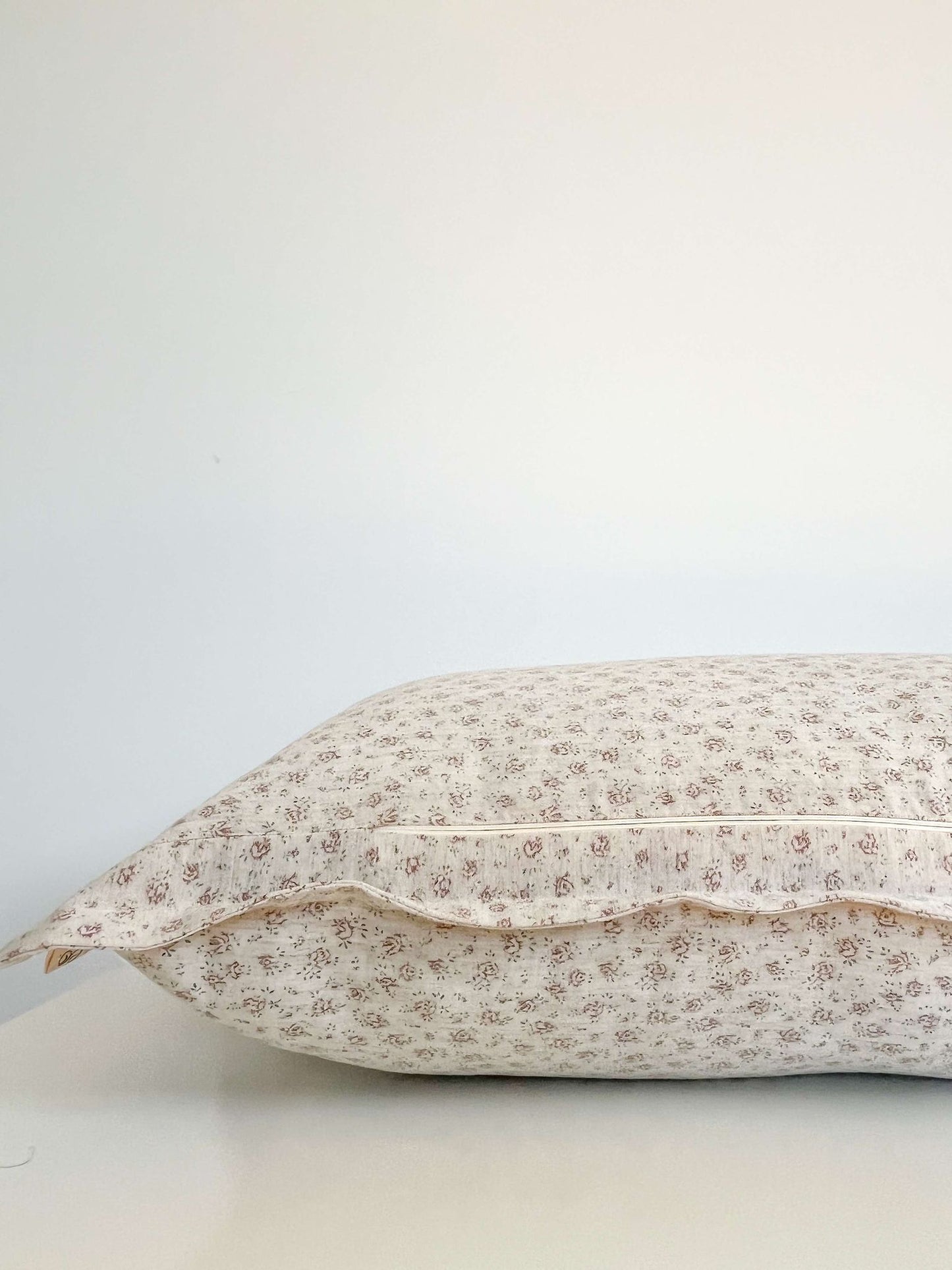 Housse de coussin Solène | Motif floral estompé couleur marron