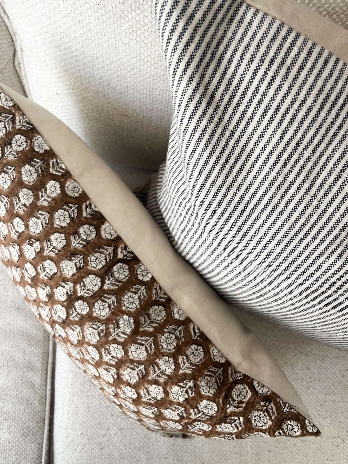 Housse de coussin Mathilde | Ligné bleu foncé