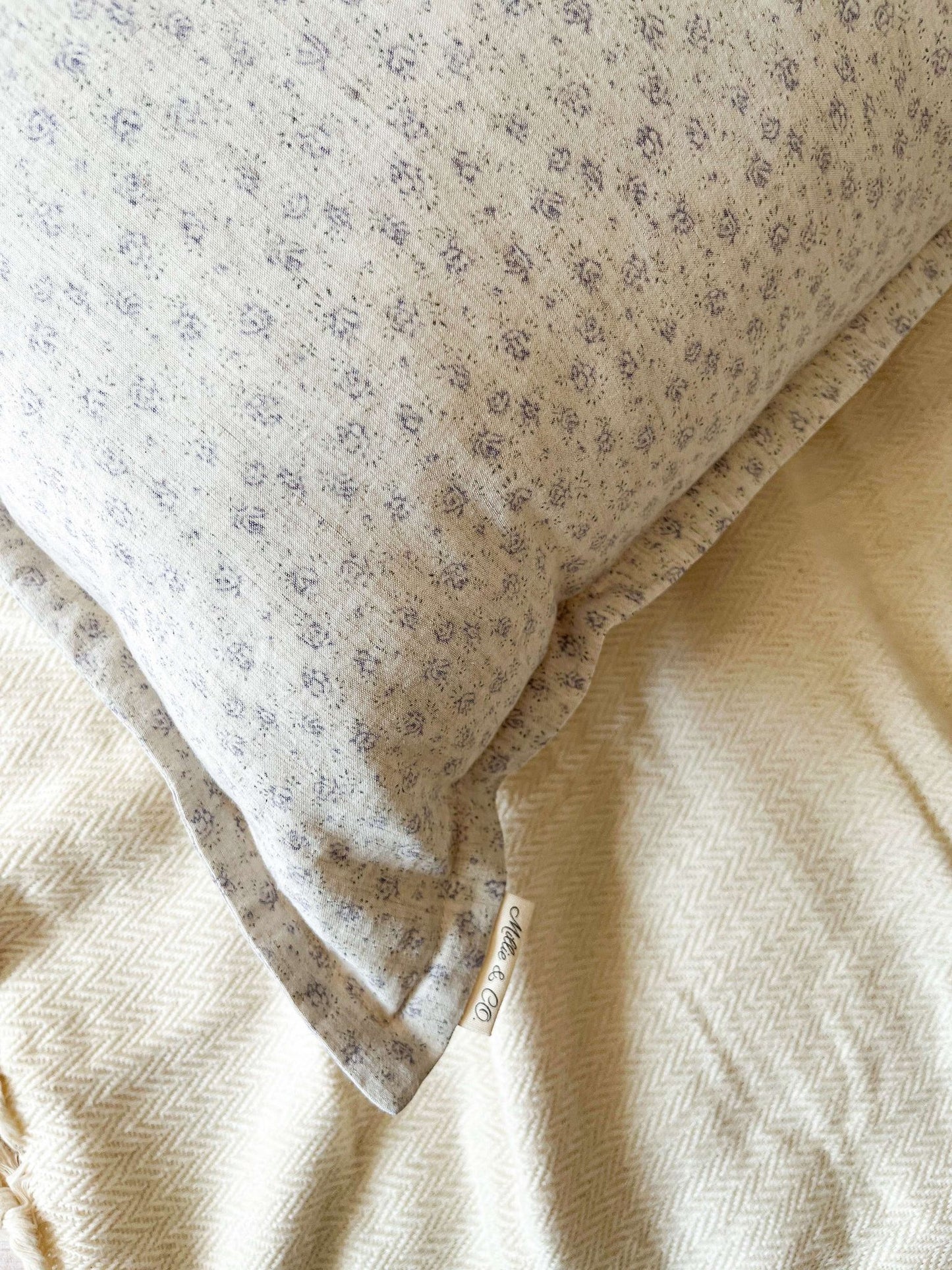 Housse de coussin Séléna | Motif floral estompé couleur lavande