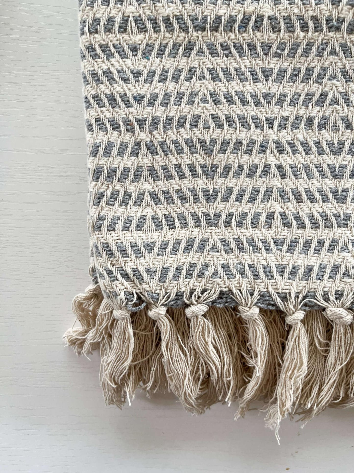 Nina napkin with pretty frills