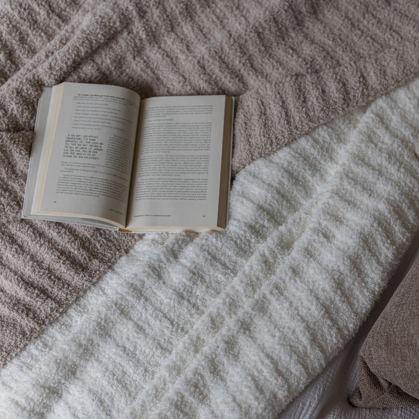 Couverture de lit côtelée beige rosé, format king size