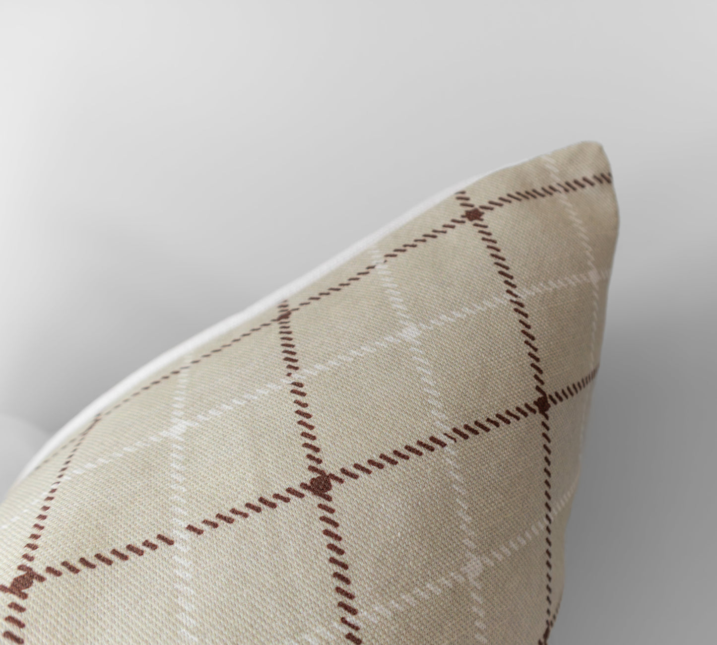 Niall | Housse de coussin géométrique en tissu interlock neutre