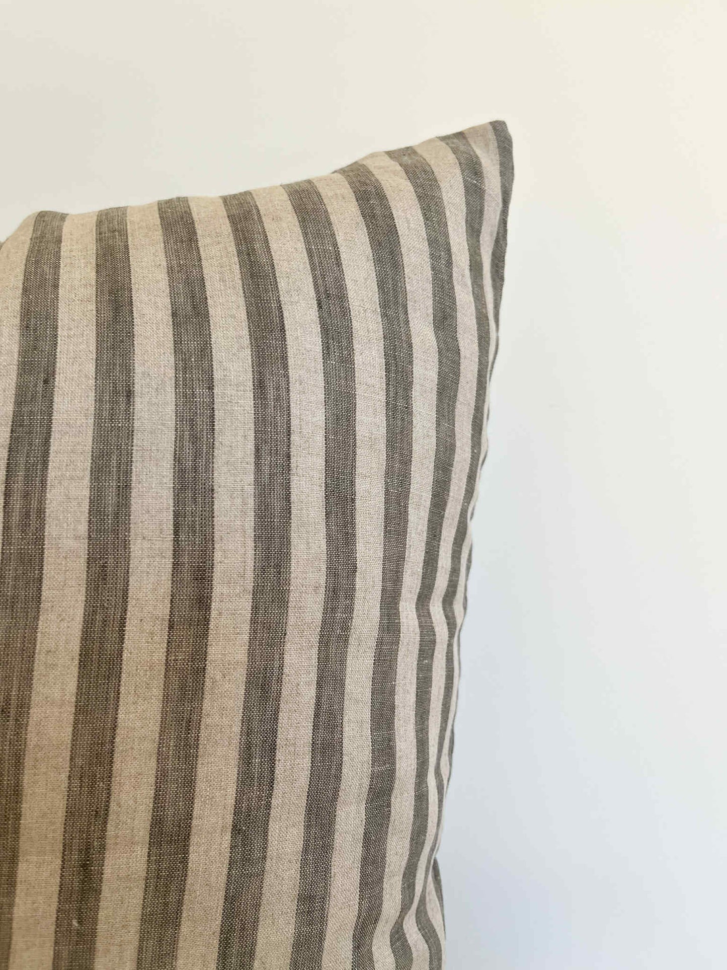 Housse de coussin Lora | 100% lin rayé vert foncé