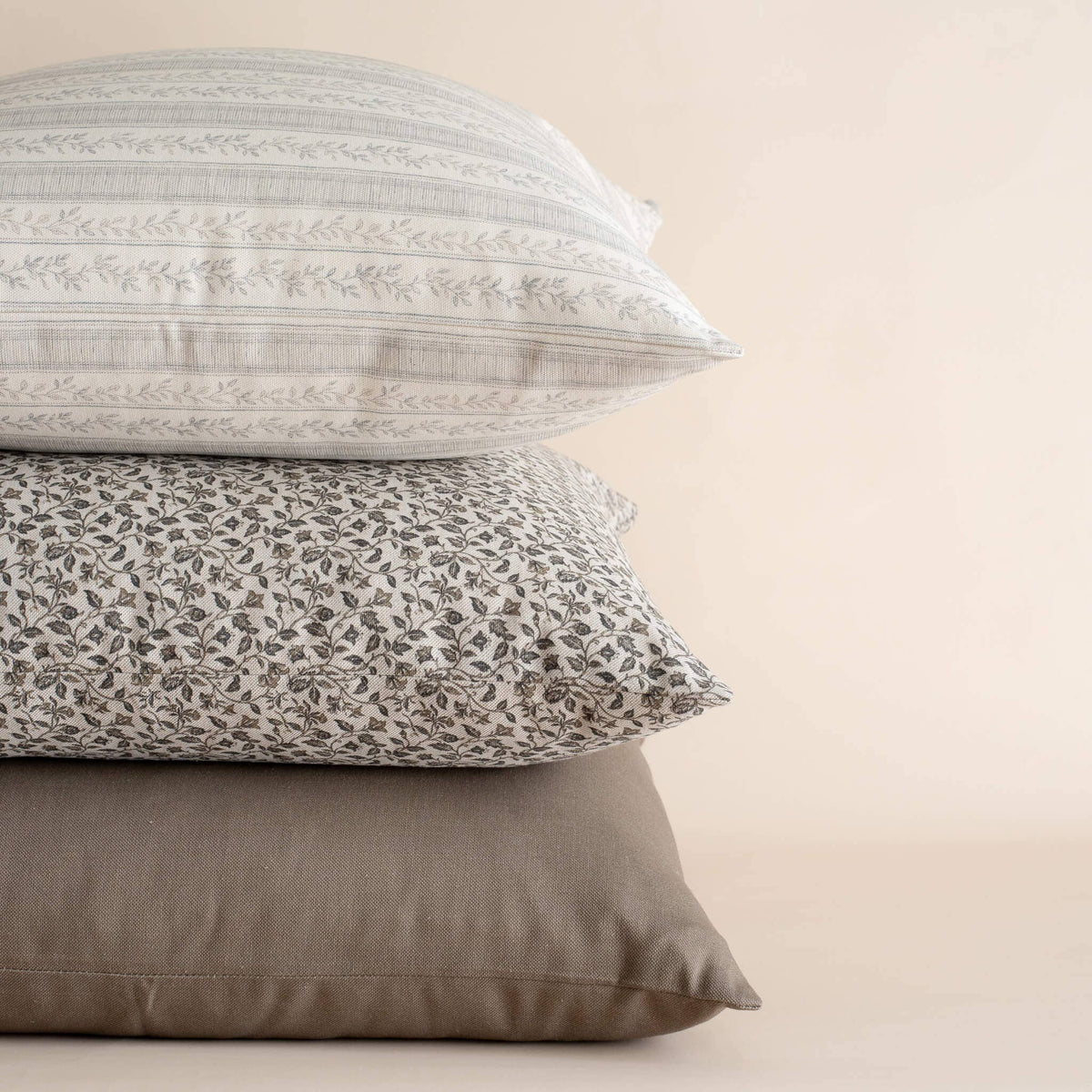 Housse de coussin Camille | Motif botanique neutre