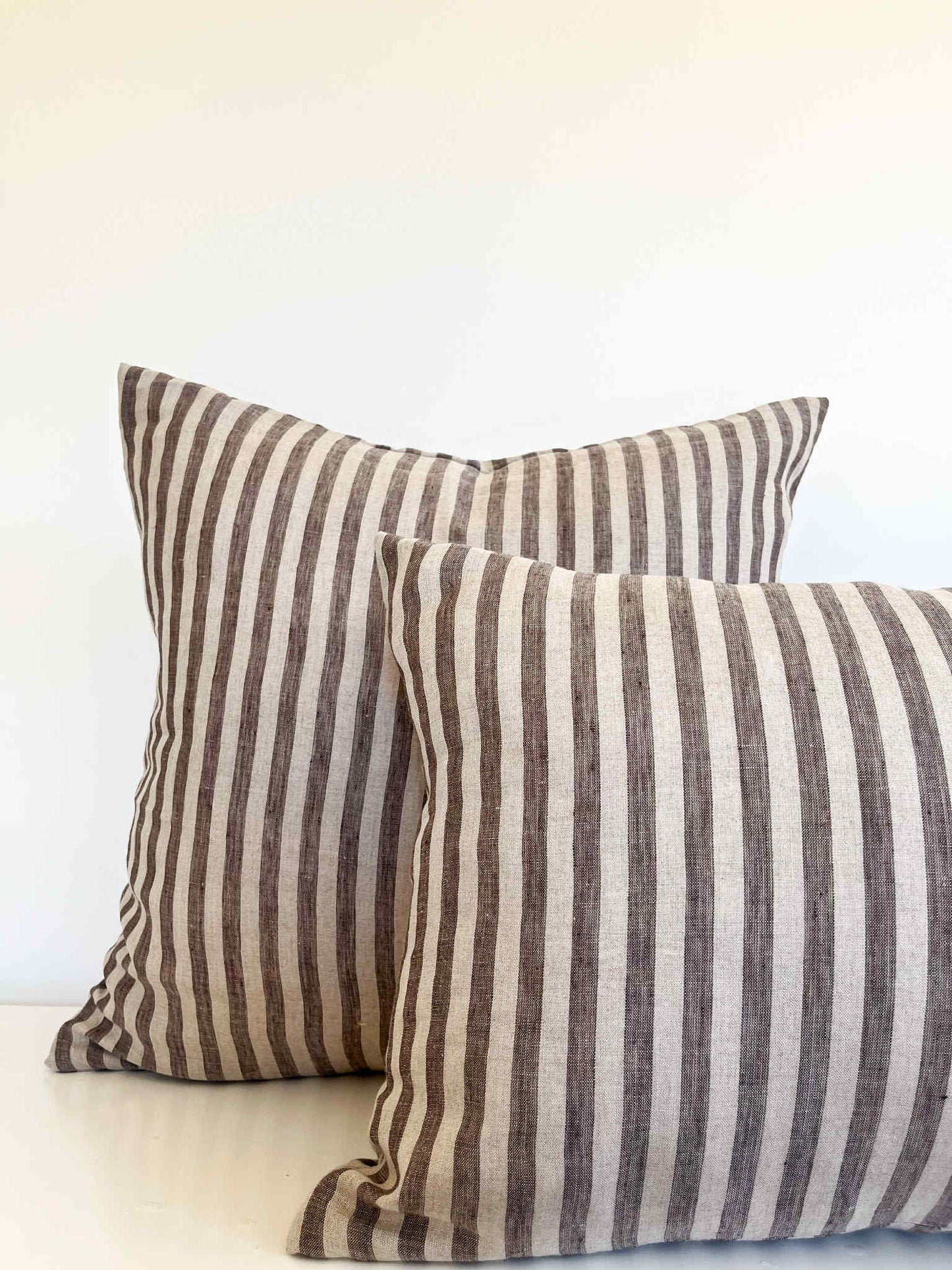 Housse de coussin Alba  |  100% lin rayé brun foncé