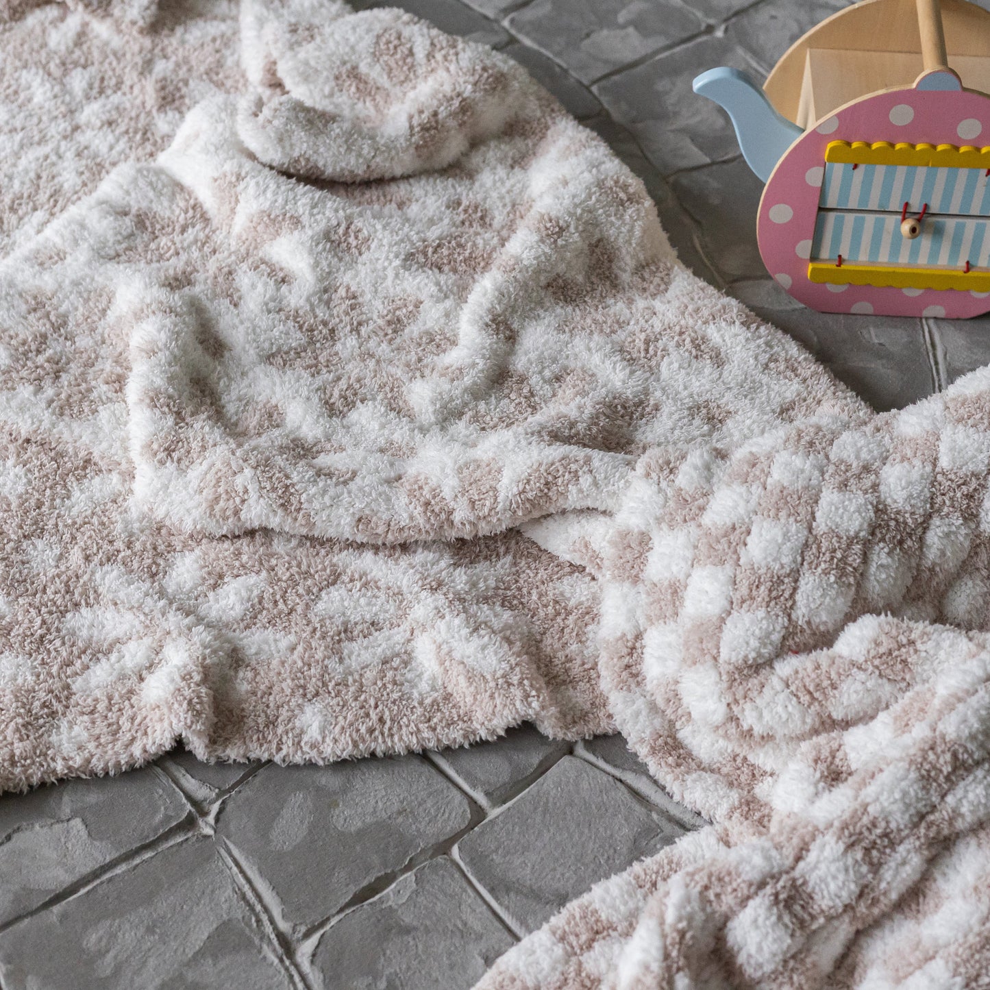 Couverture pour tout-petit à imprimé marguerites beige rosé et blanc