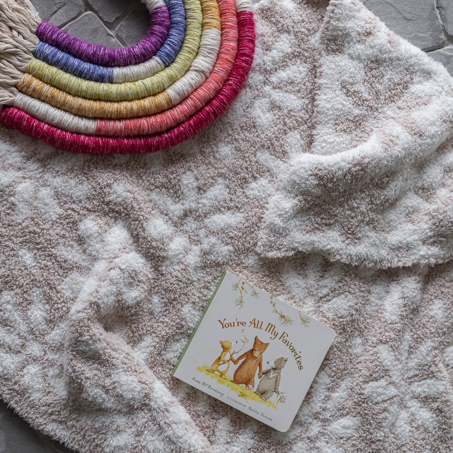 Couverture pour tout-petit à imprimé marguerites beige rosé et blanc