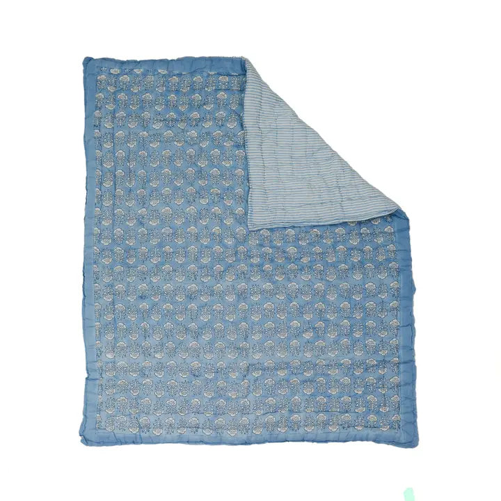 Courtepointe réversible pour bébé | Motif floral bleu ancien