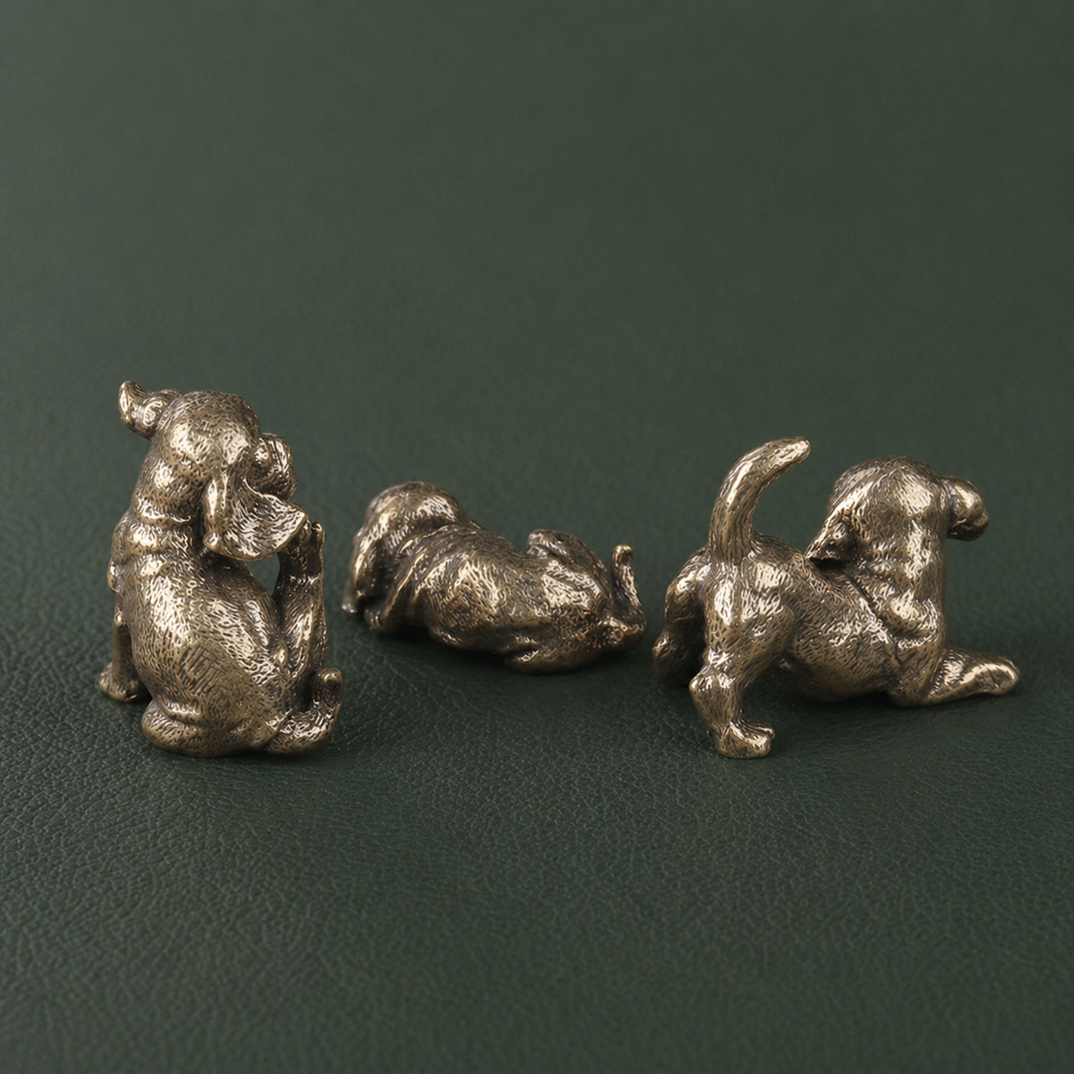 Trio figurines du Chiot en laiton antique | Collection "Porte-bonheur"