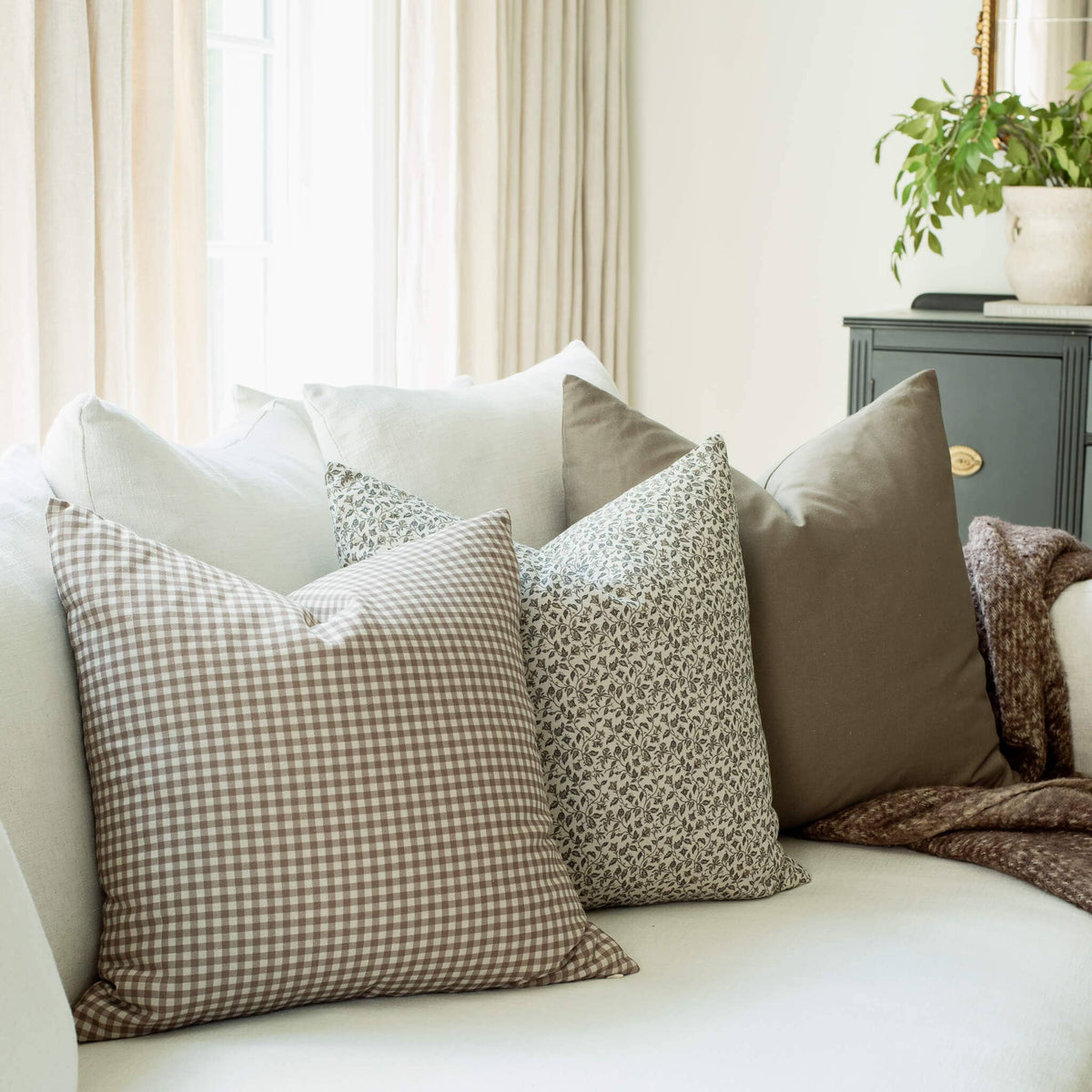 Housse de coussin Camille | Motif botanique neutre