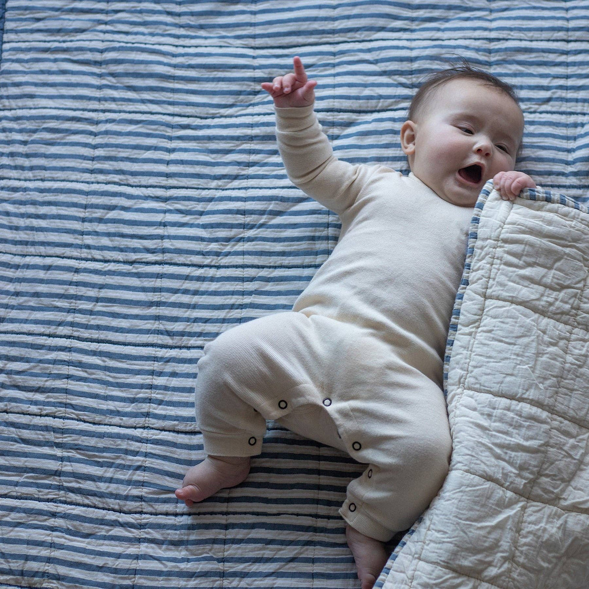 Courtepointe réversible pour bébé | Rayures bleues vintage et flocons d'avoine