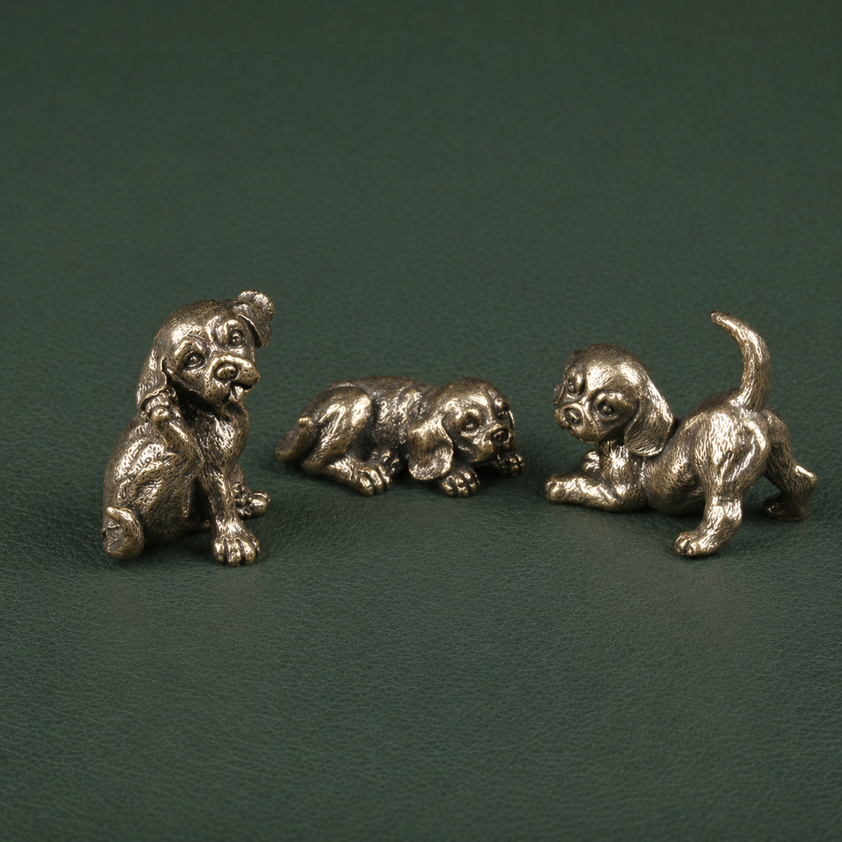 Trio figurines du Chiot en laiton antique | Collection "Porte-bonheur"