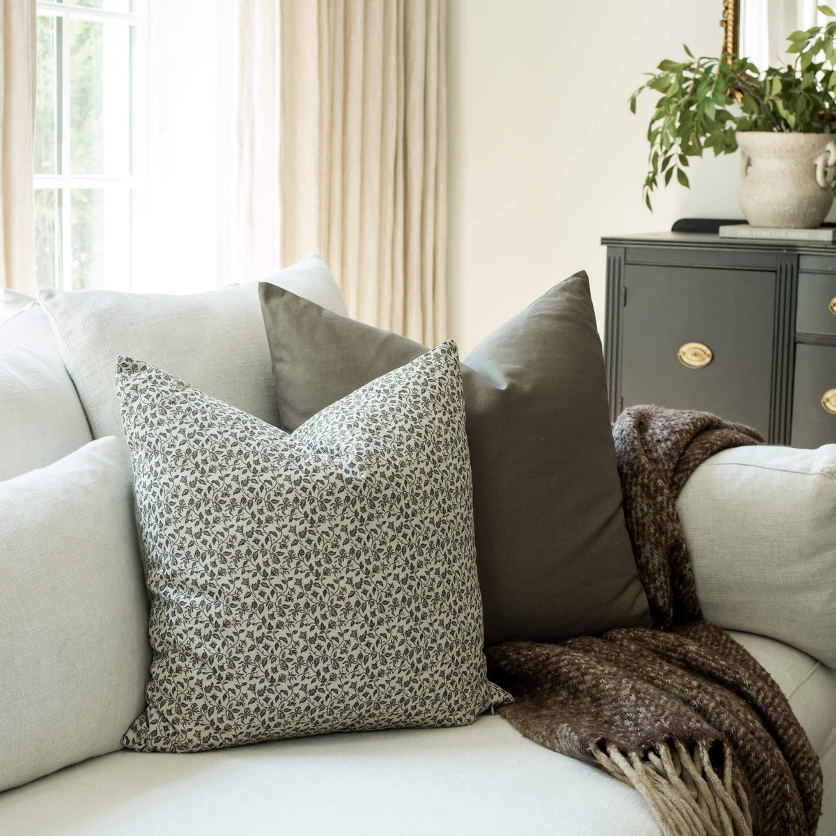 Housse de coussin Camille | Motif botanique neutre