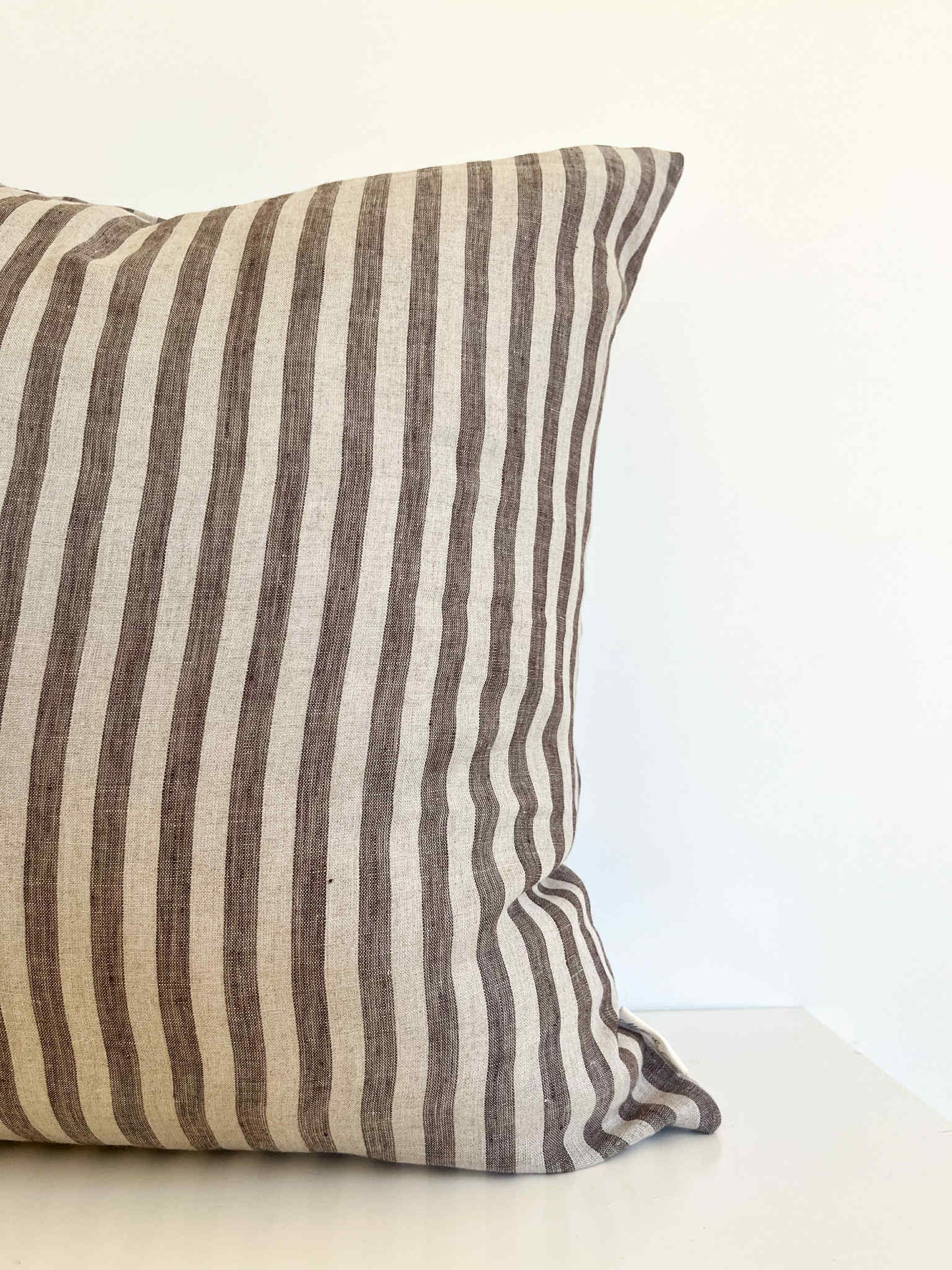Housse de coussin Alba  |  100% lin rayé brun foncé