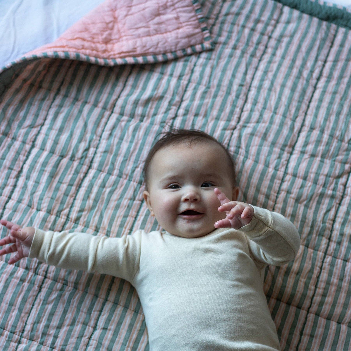 Courtepointe réversible pour bébé | Rayures vertes vintage et pêche