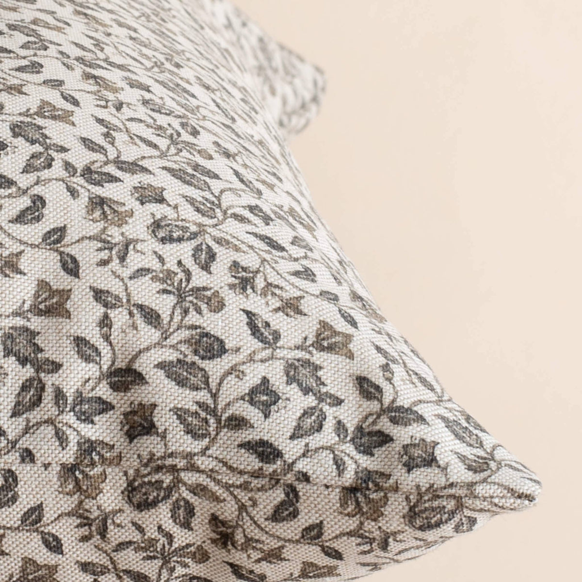 Housse de coussin Camille | Motif botanique neutre