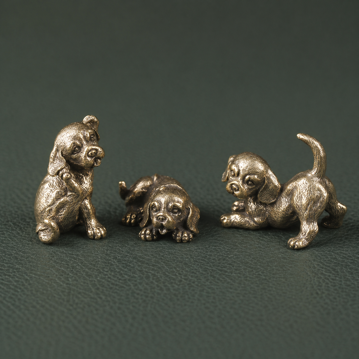 Trio figurines du Chiot en laiton antique | Collection "Porte-bonheur"