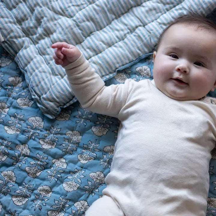 Courtepointe réversible pour bébé | Motif floral bleu ancien