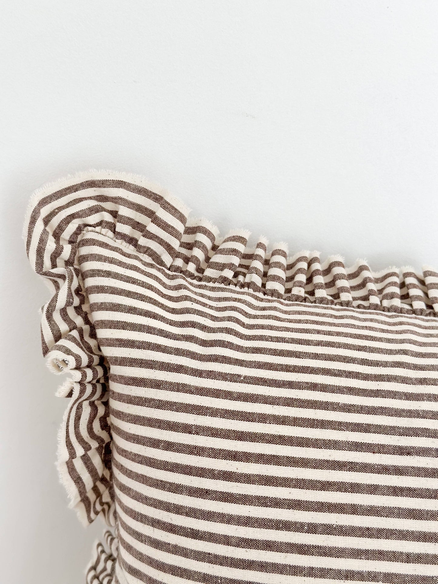 Housse de coussin Isabeau à volants en coton | Rayure marron foncé
