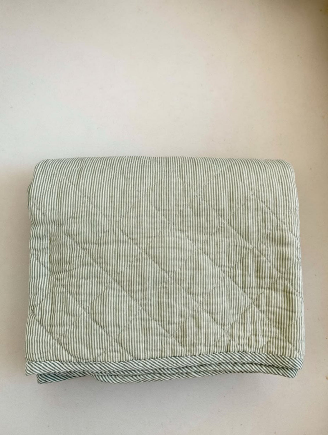 Quilt en coton matelassé| Rayé blanc et vert sauge