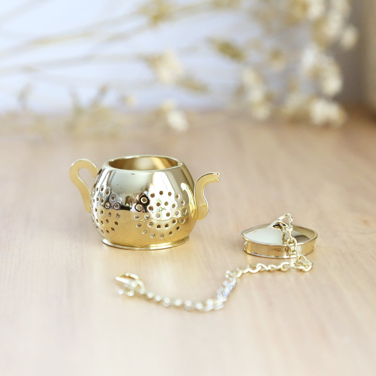 Infuseur à thé en forme de théière dorée