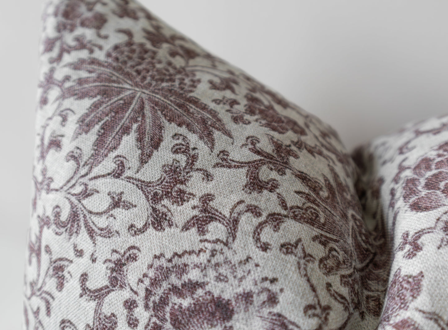 Housse de coussin florale vintage  |  Lyra