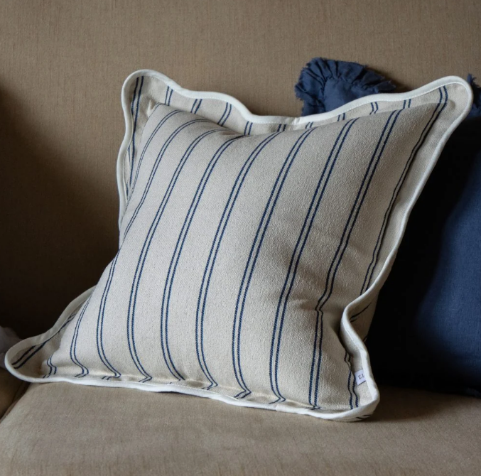 Coussin Chloé à rayures nautiques| bord festonné