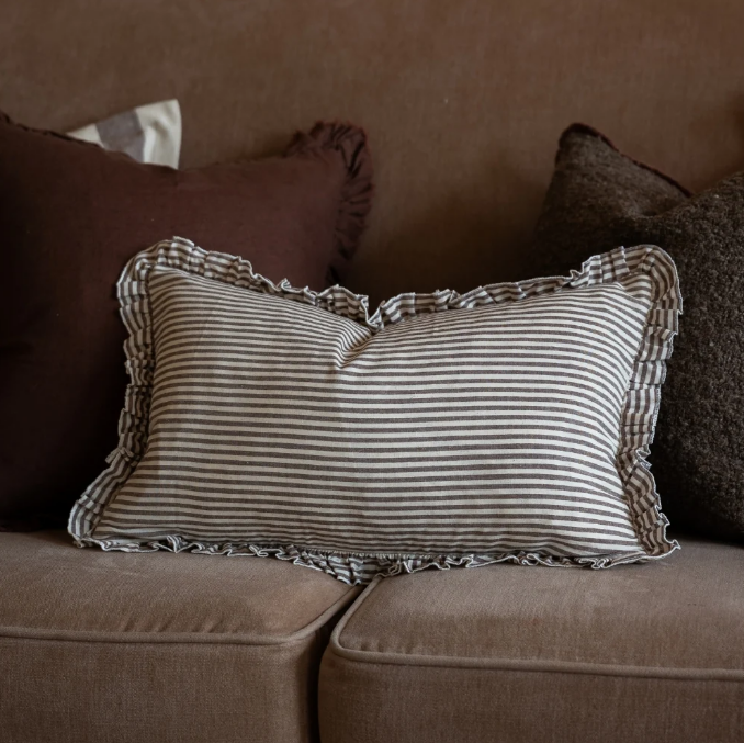 Housse de coussin Isabeau à volants en coton | Rayure marron foncé