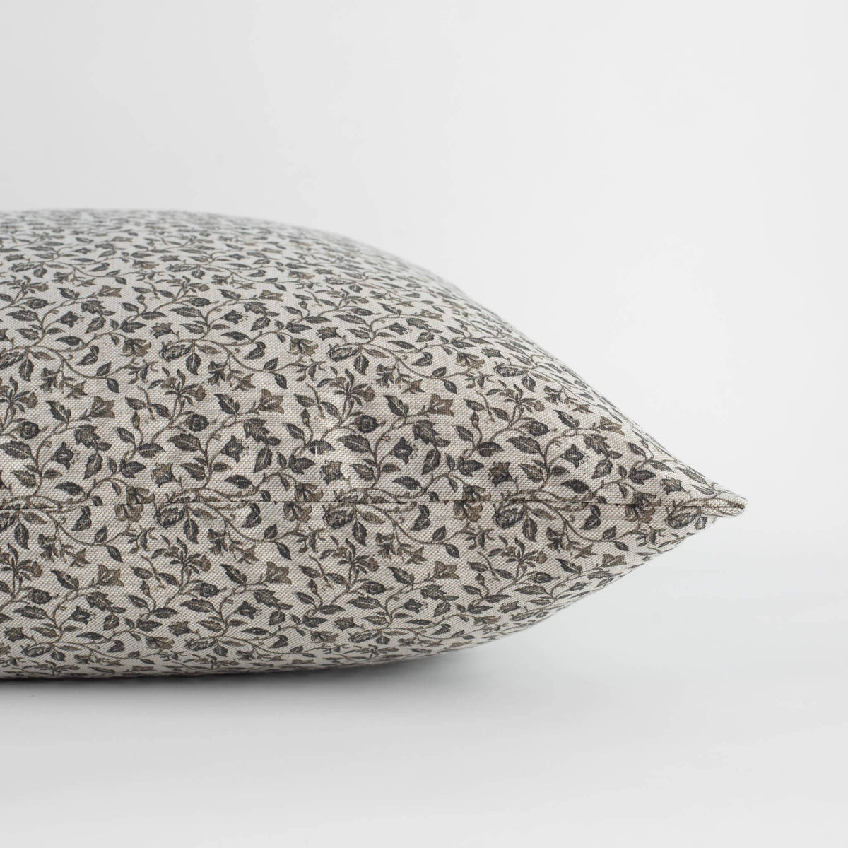 Housse de coussin Camille | Motif botanique neutre