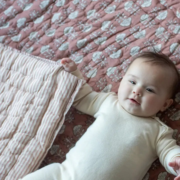 Courtepointe réversible pour bébé | Motif floral Framboise-tan