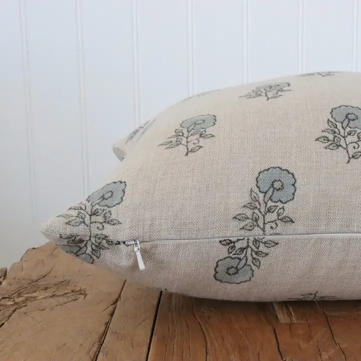 Housse de coussin florale Elsie | Bleu doux et naturel