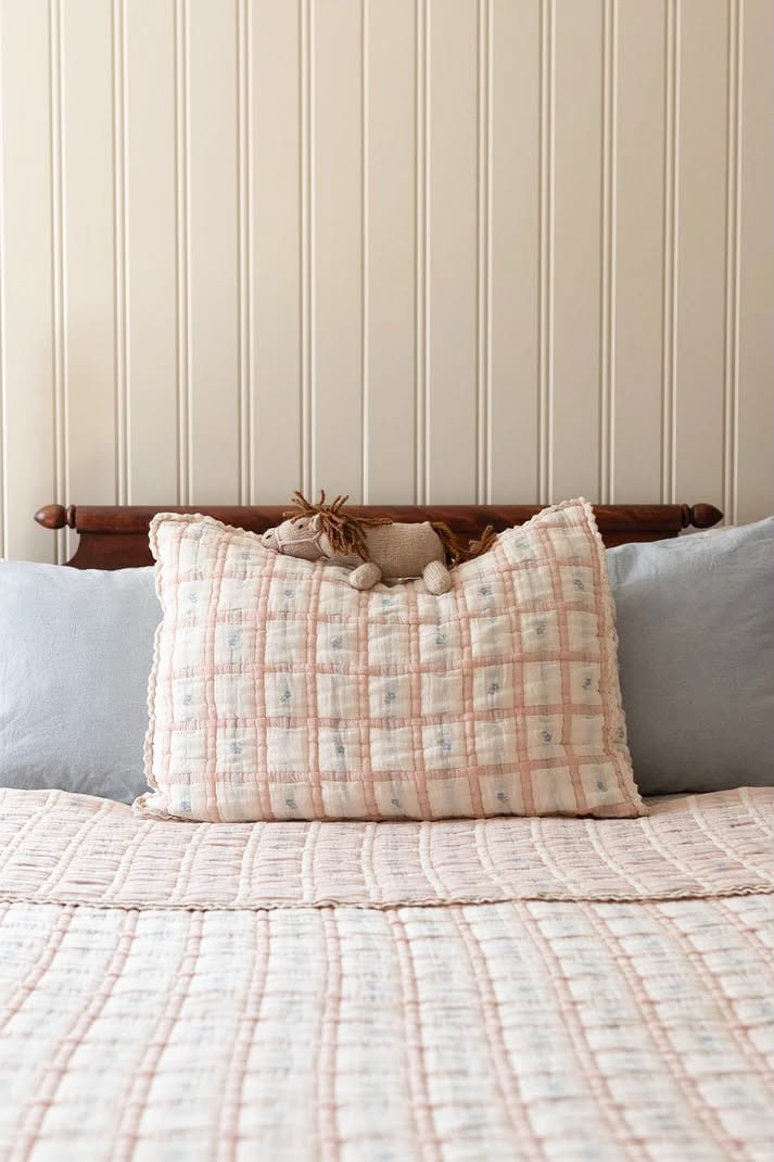 Taie décorative Prairies | Rose poudré et bleu doux