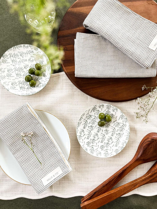 Nina napkin with pretty frills