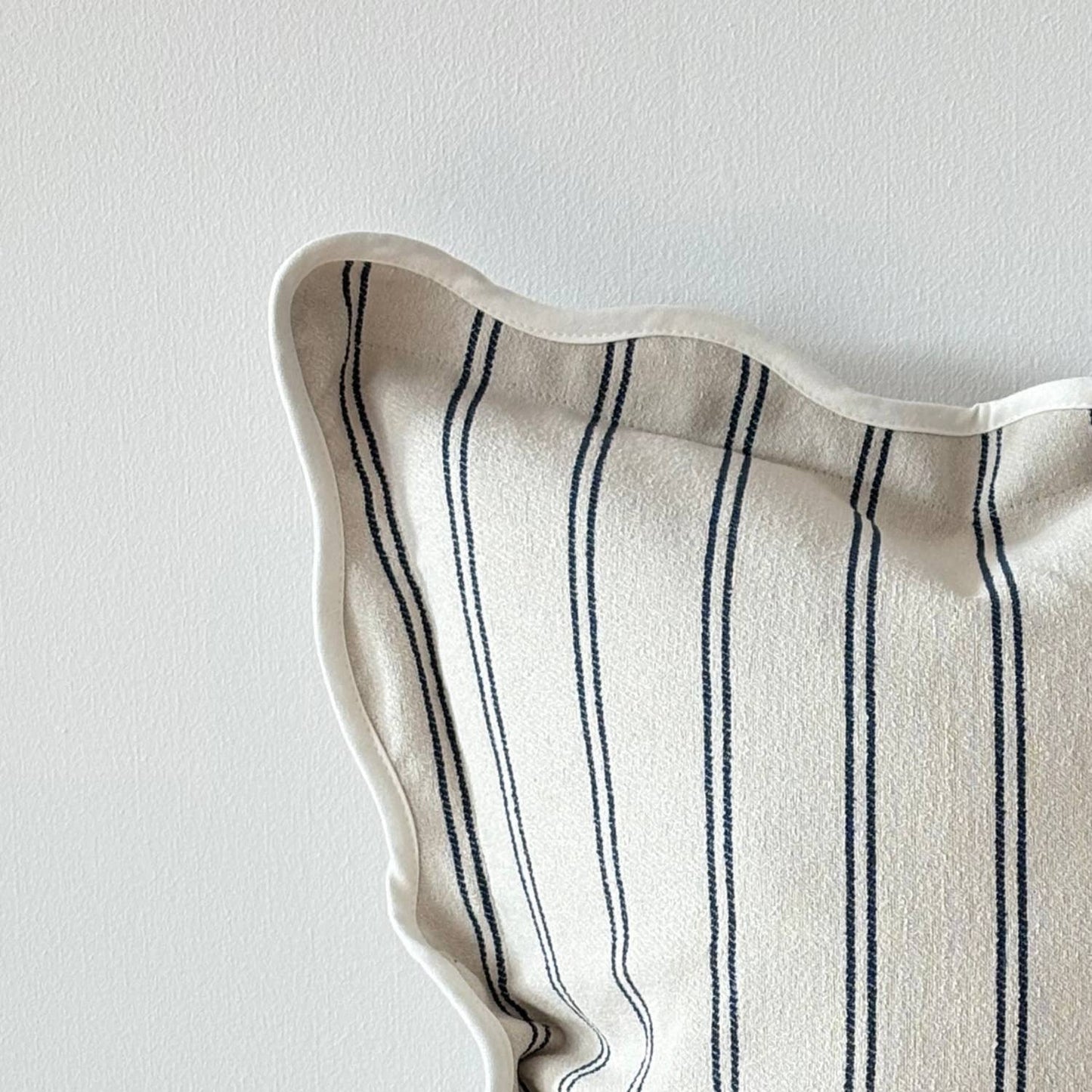 Coussin Chloé à rayures nautiques| bord festonné