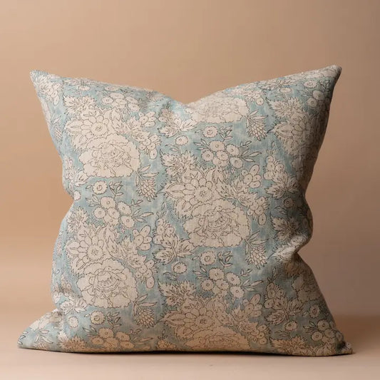Housse de coussin Adeline en lin à motif botanique bleu pâle