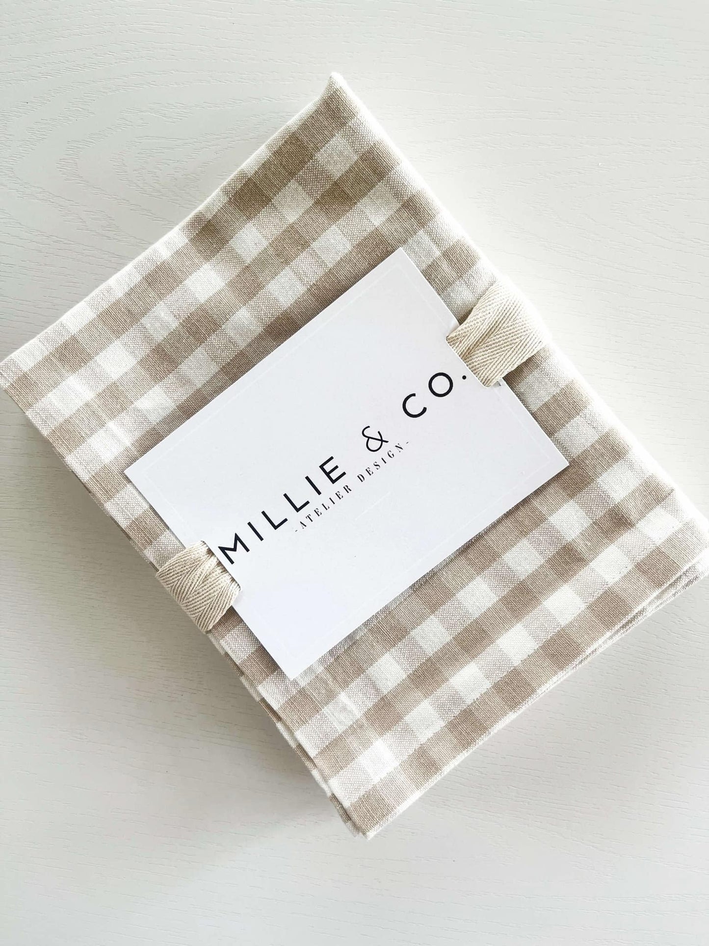 Nina napkin with pretty frills