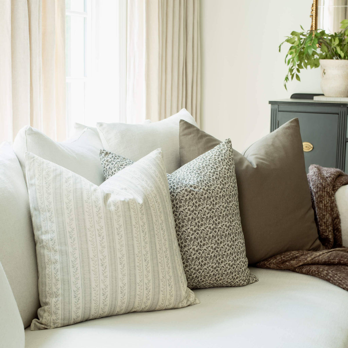 Housse de coussin Camille | Motif botanique neutre