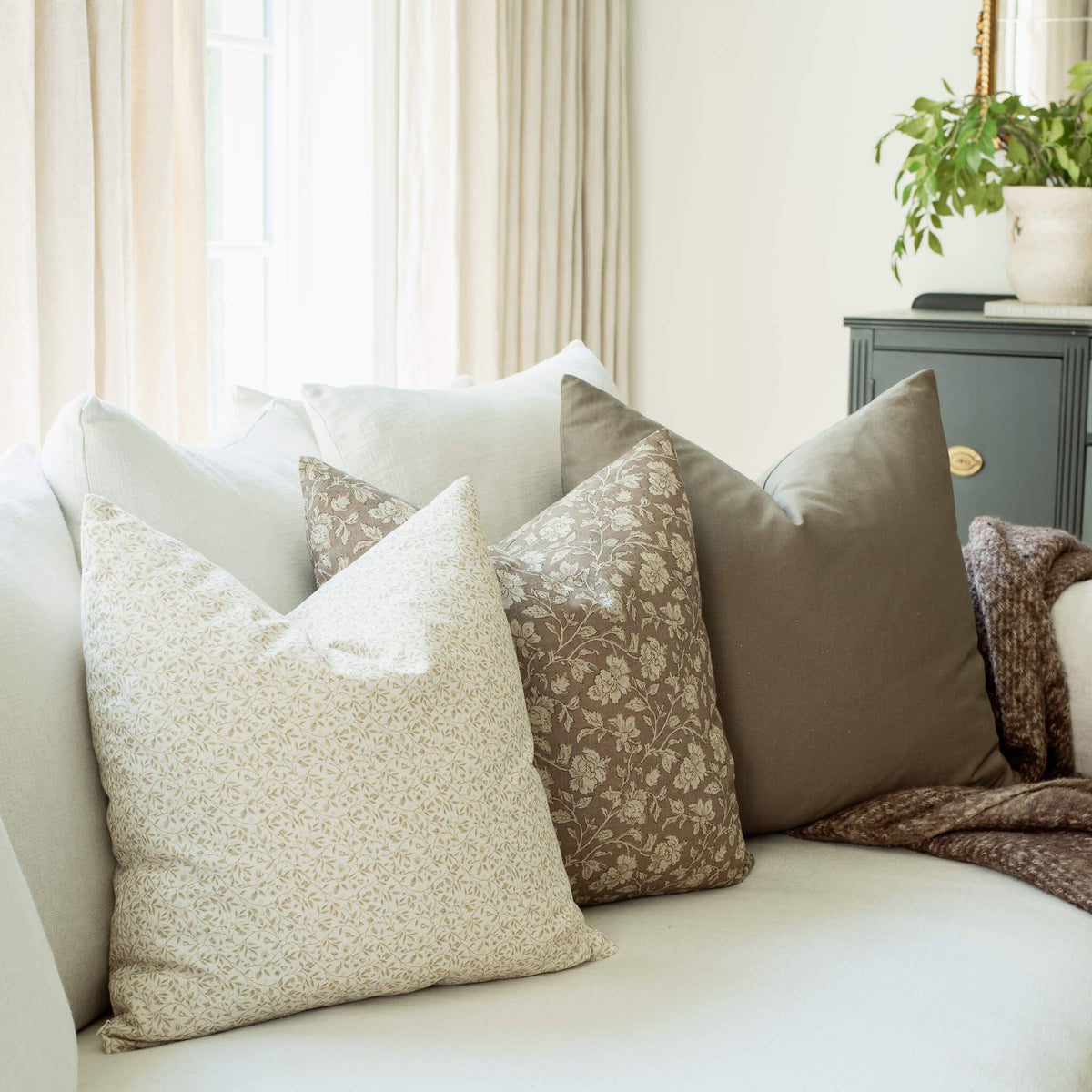 Housse de coussin Clara | Taupe à fleurs